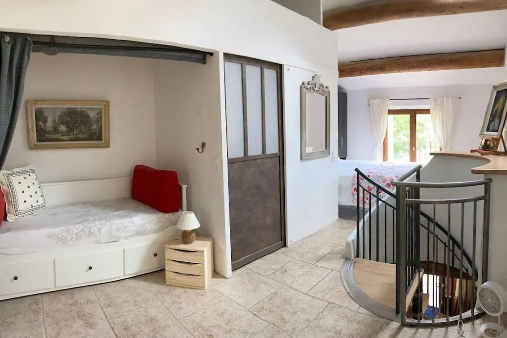 Holiday home Maison Provencale Avec Piscine En Bord De Ruisseau Lafare